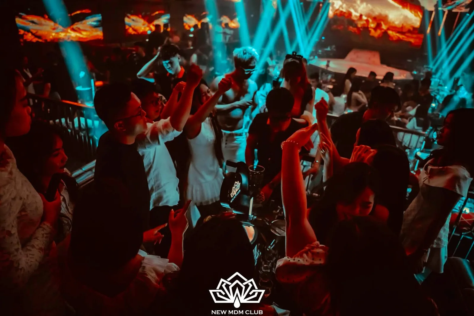 Khu bàn New MDM Club nhìn ra sàn
