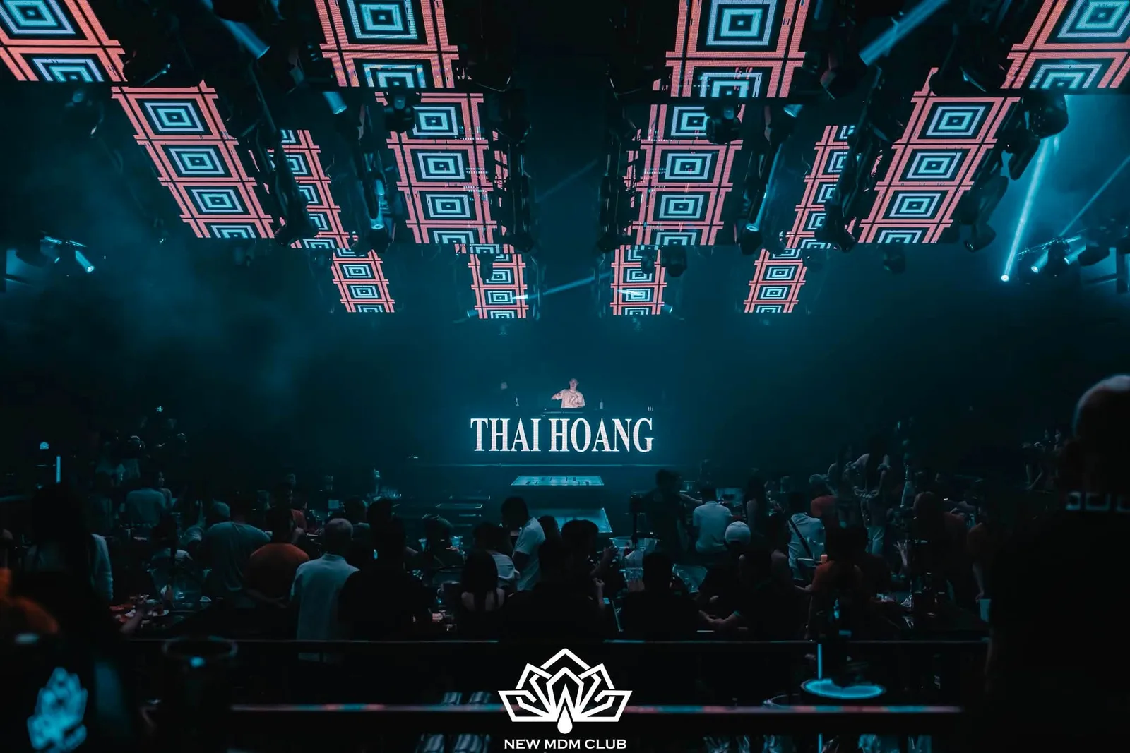 New MDM Club — trần LED hoạ tiết trên sàn trung tâm